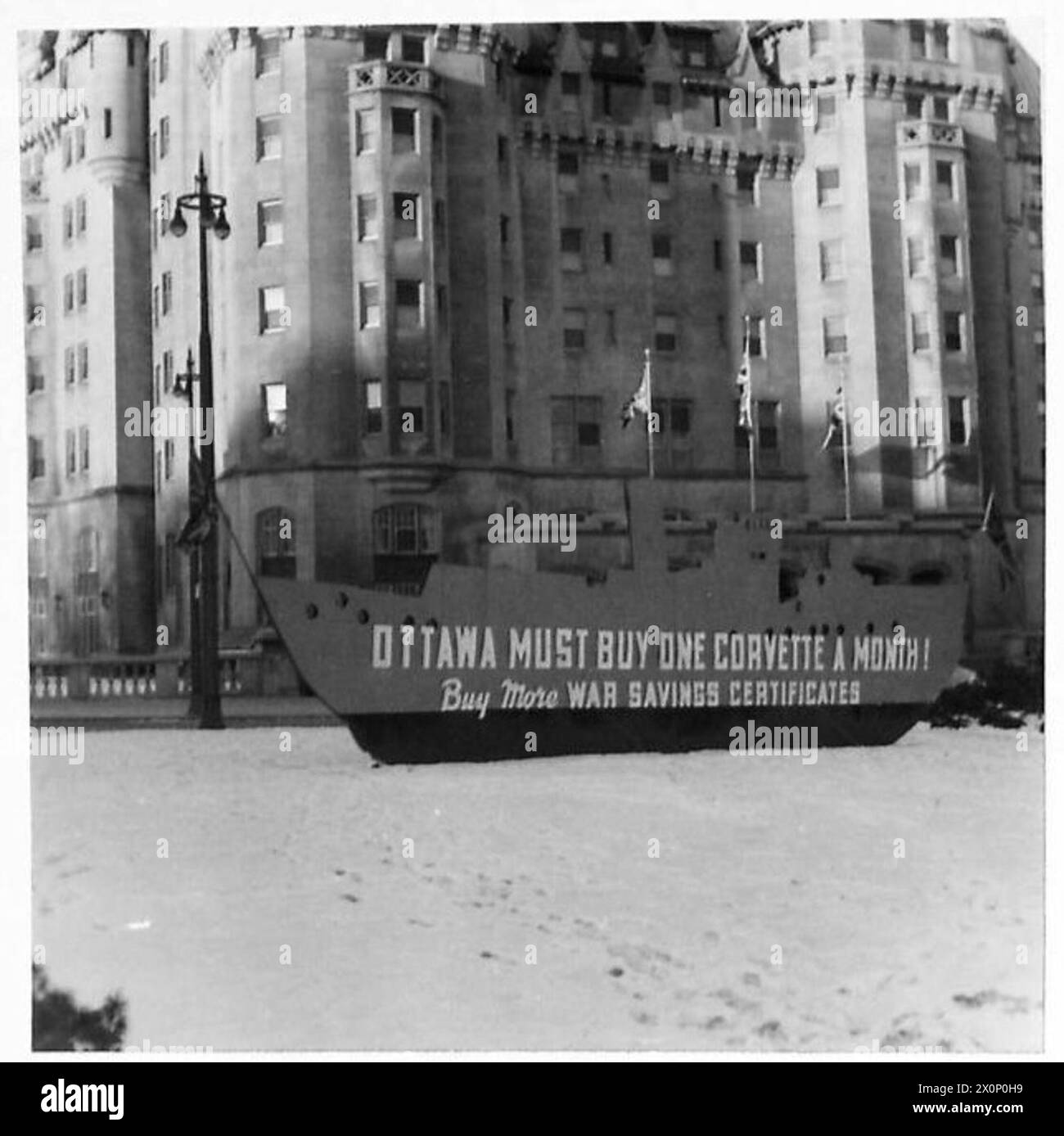 Winston Churchill è fotografato in Canada, chiedendo a Ottawa di acquistare le Corvette. L'immagine è un negativo fotografico dell'esercito britannico. Foto Stock