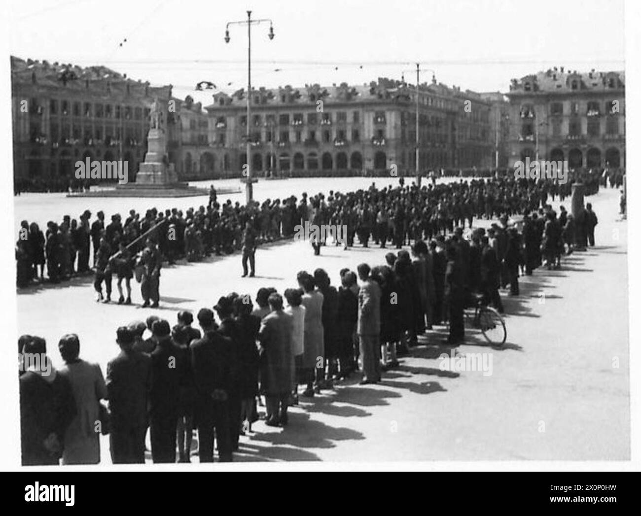 Le unità partigiane marciarono verso le rispettive aree dopo un servizio nella piazza di Cuneo, in Italia. Negativo fotografico, British Army. Foto Stock