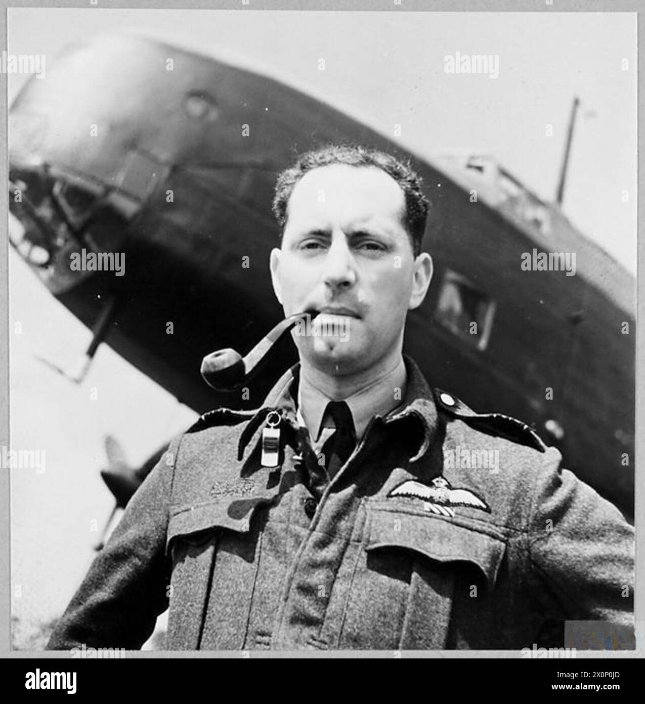 Squadron leader F.K. Bainbridge, DFC, Halifax Bomber pilot di Abingdon, fotografato in formato negativo dalla RAF. Foto Stock