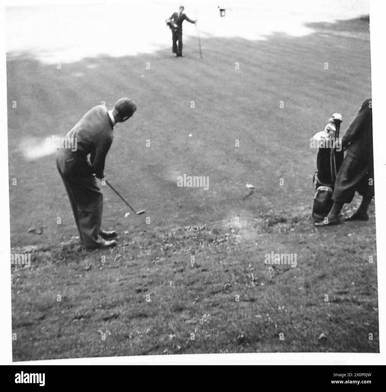 Il tenente Bullock mette il quindicesimo green durante un torneo di golf anglo-danese organizzato per il personale dell'esercito britannico del Reno. Foto Stock