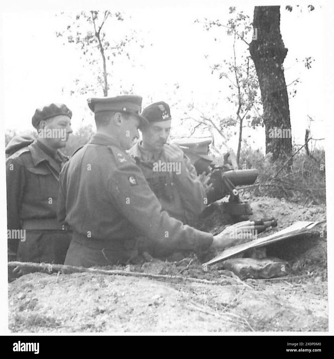 GLI ESERCITI ALLEATI NELLA CAMPAGNA D'ITALIA, 1943-1945 - il generale Charles Keightley, il CO della 78th Infantry Division britannica e il generale Władysław Anders osservano l'area di battaglia (Monte Cassino) dal posto di osservazione divisionale. Sono accompagnati dal tenente Eugeniusz Lubomirski, aiutante del generale Anders (a sinistra). Notate un ufficiale sullo sfondo che usa binocoli di trincea per osservare l'area. Foto scattata durante la visita del generale Anders alla 78a Divisione a Cervaro (vicino a Cassino), British Army, Polish Army, Polish Armed Forces in the West, Polish Corps, II, 78th Infantry Division, British Foto Stock