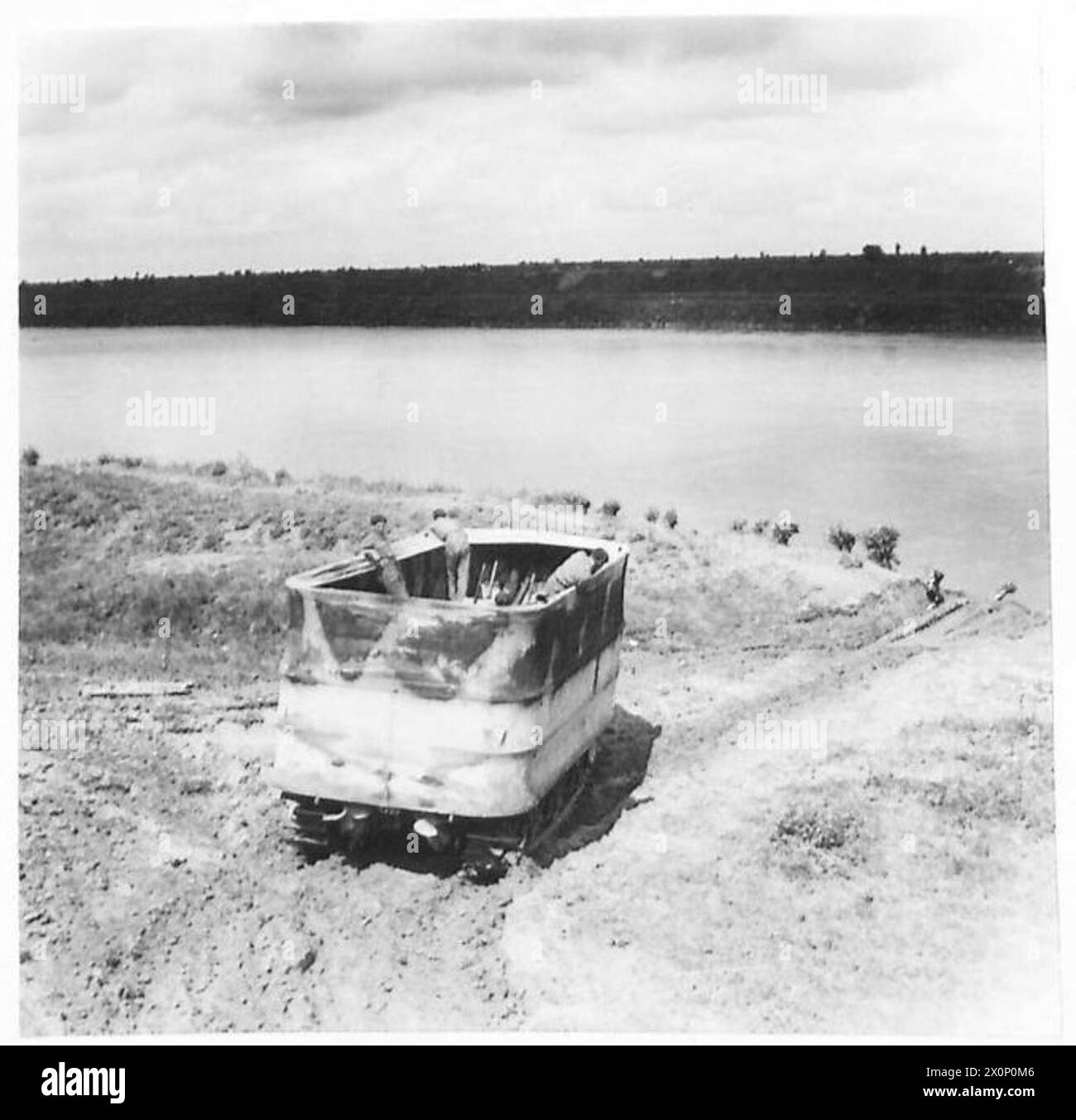 Carri armati anfibi dell'Ottava Armata che attraversano il fiume Adige durante l'avanzata verso Venezia. Negativo fotografico, British Army. Foto Stock