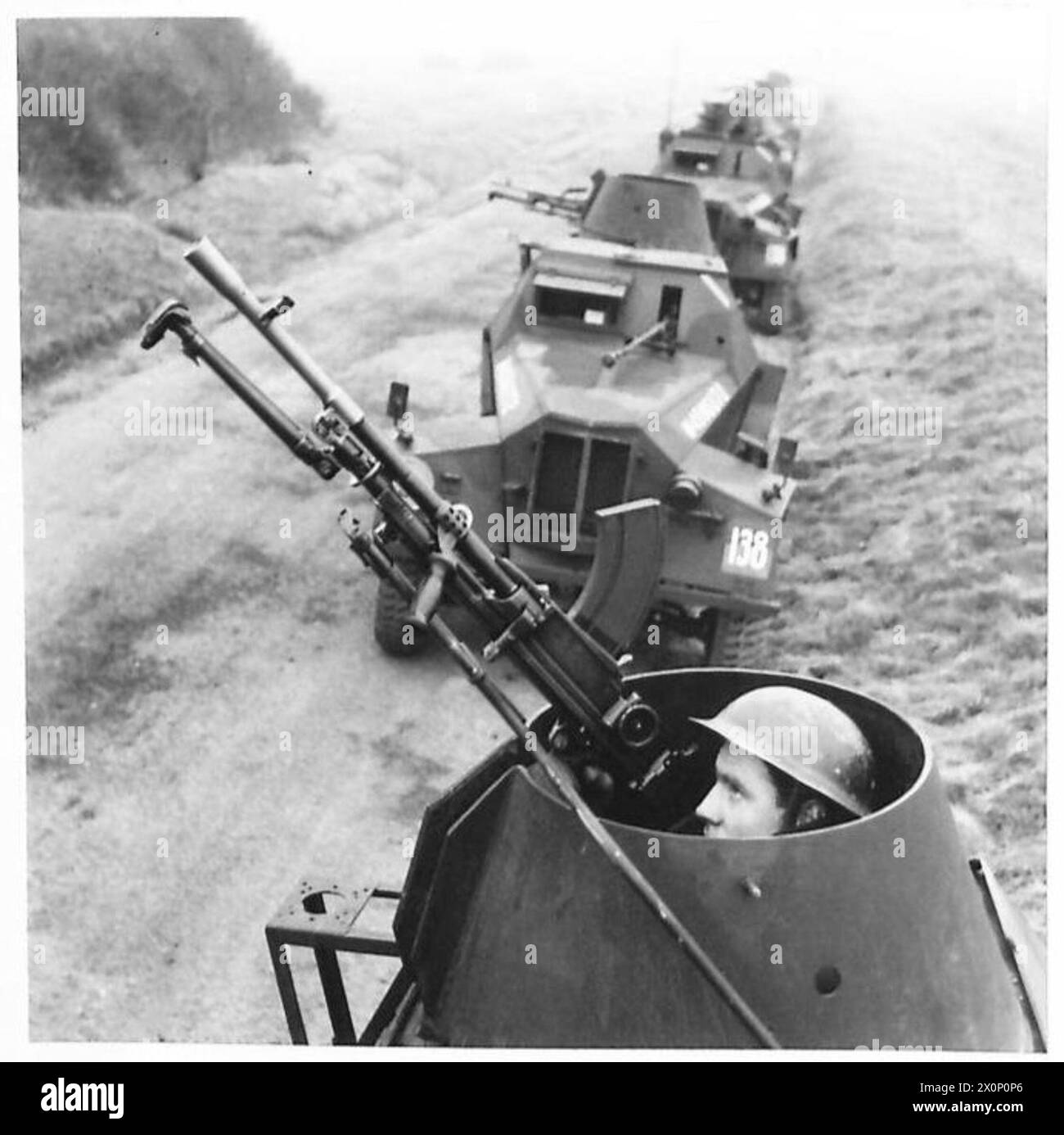 Le auto da ricognizione Humberette si muovono lungo una strada di campagna con i cannonieri in allerta per potenziali attacchi aerei. British Army Reconnaissance Corps. Negativo fotografico. Foto Stock