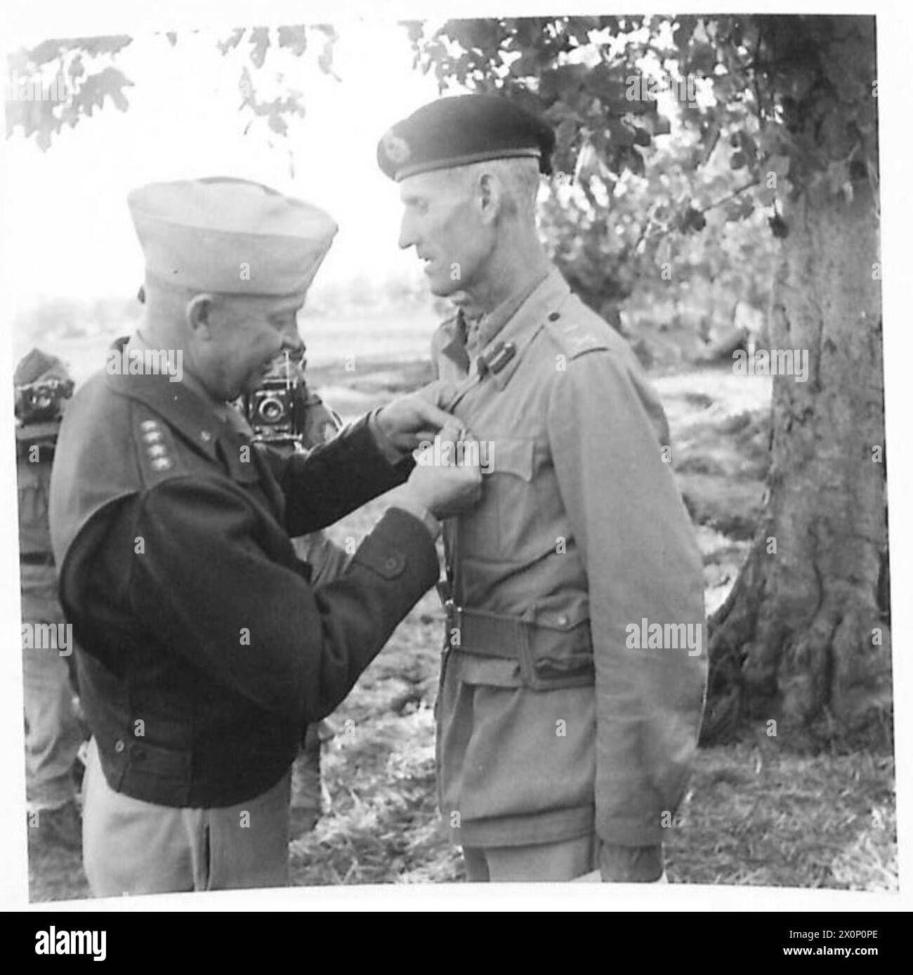 Il generale Eisenhower ha assegnato un premio alla tunica del generale McCreery in Italia, celebrando una cerimonia di decorazione. Negativo fotografico dell'esercito britannico. Foto Stock