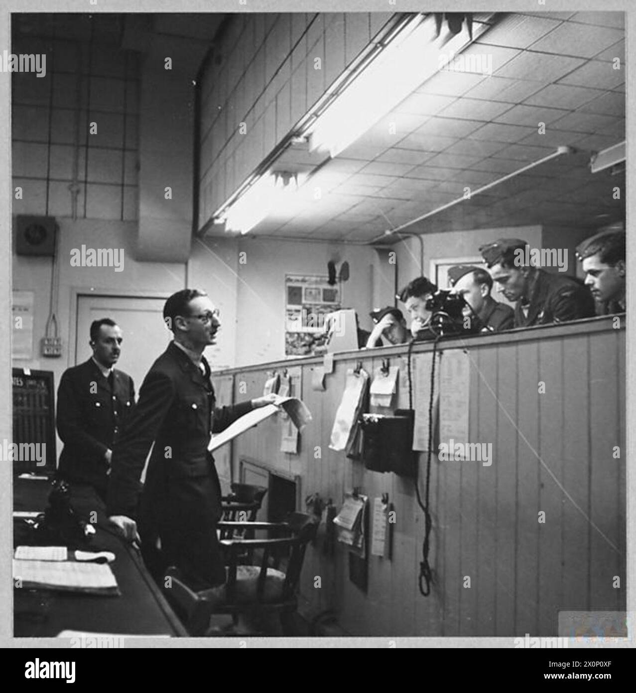 LE FORTEZZE DI COMANDO COSTIERE COPRONO VASTI TRATTI ATLANTICI. - Per la storia vedi CH.11099 Picture (pubblicato nel 1943) shows - Fortress Crews in fase di aggiornamento. Negativo fotografico, Royal Air Force Foto Stock