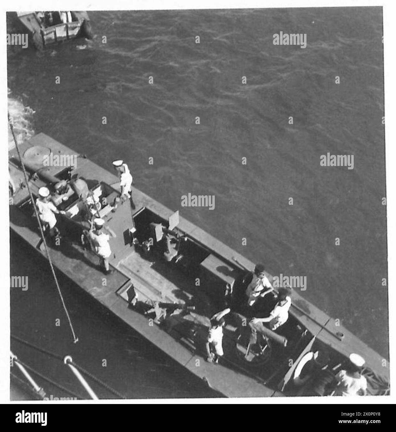 Un mezzo di supporto da sbarco fornisce supporto al fuoco insieme ad Assault Landing Craft (accendini B) durante le operazioni navali e militari combinate nella zona del Canale. Foto Stock