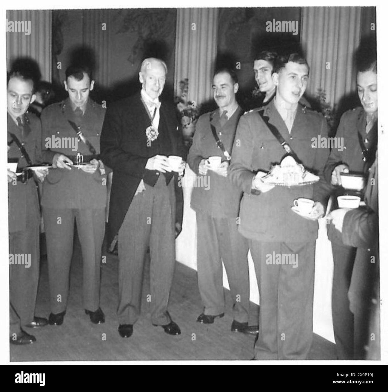 IL Lord MAYOR DI LONDRA INTRATTIENE LA BATTERIA DI A.A. - il Lord Mayor, Sir Frank E.Newson-Smith, con gli ufficiali della batteria dimostrativa, che prendono il tè alla Mansion House. Negativo fotografico, British Army Foto Stock