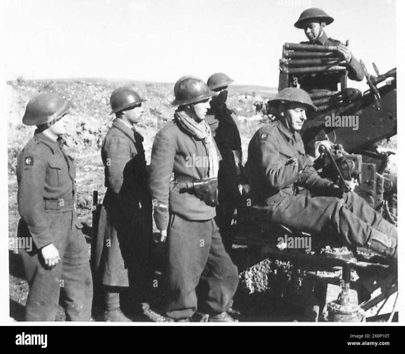 GLI ESERCITI ALLEATI NELLA CAMPAGNA DI TUNISIA, NOVEMBRE 1942-MAGGIO 1943 - truppe francesi interessate al cannone antiaereo Bofors da 40 mm del 280/49 Light Anti-Aircraft Regiment (78th Infantry Division) nei pressi di Beja, dicembre 1942 British Army, British Army, 1st Army, British Army, 78th Infantry Division, esercito francese Foto Stock