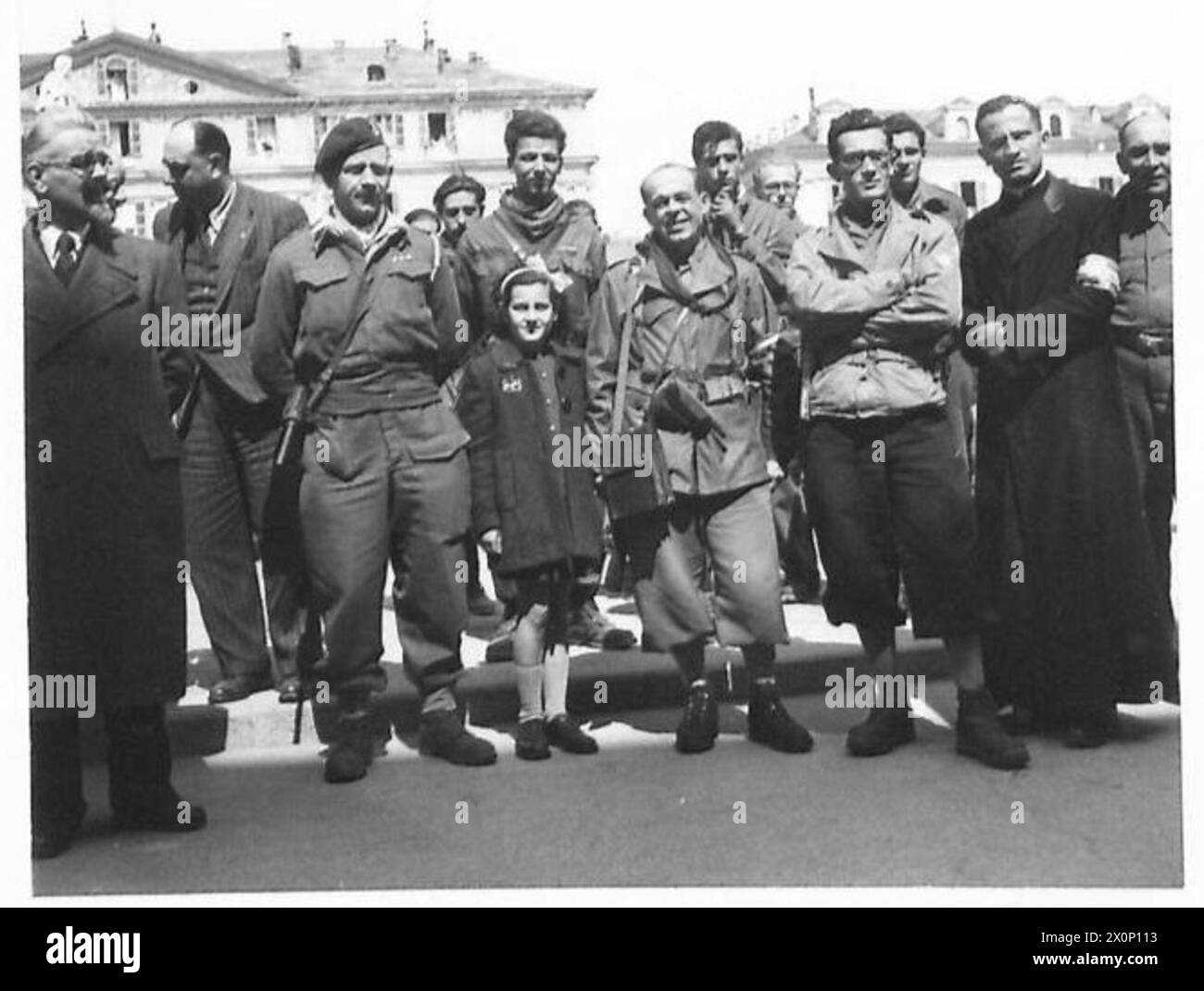 Il capitano Hugh Ballard, un ufficiale di collegamento britannico con i partigiani, organizza assistenza e partecipa a una messa all'aria aperta a Cuneo il 4 maggio 1945, segnando la fine delle ostilità in Italia. Foto Stock
