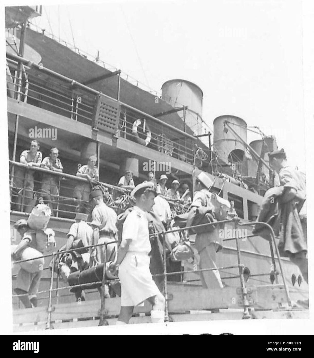 Il personale militare è mostrato imbarcarsi a Tripoli durante i preparativi per un'operazione di invasione. Foto Stock