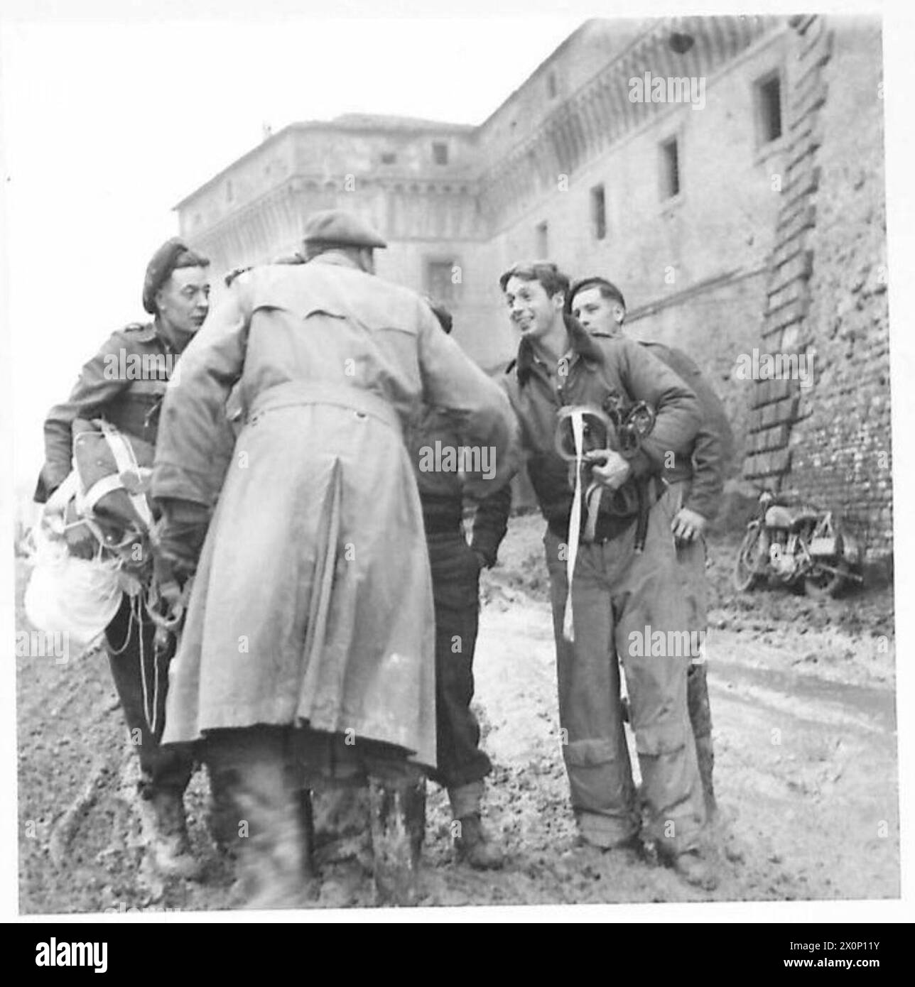 Il capitano Smith saluta e ringrazia i suoi colleghi, illustrando le relazioni interpersonali e la coesione unitaria all'interno della Quinta Armata. Foto Stock