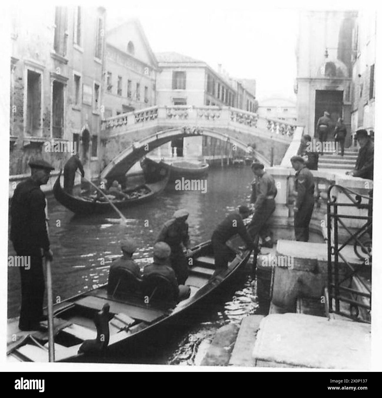 I visitatori salgono a bordo di una gondola per un tour dei canali di Venezia. Foto Stock