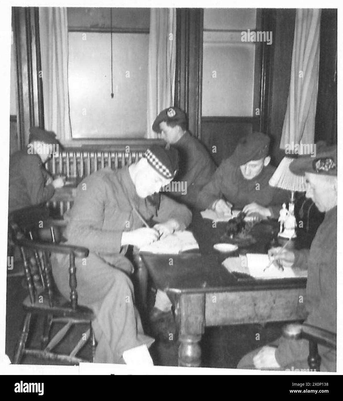 Le truppe stanno scrivendo lettere in una casa dei soldati come parte del servizio postale dell'esercito. Foto Stock