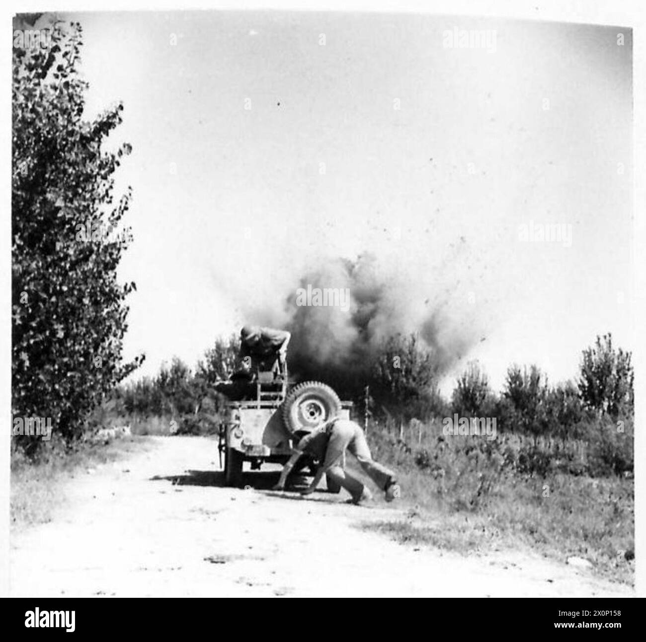 INVASIONE D'ITALIA: QUINTO ESERCITO - segnala ai lineman l'anatra per la copertura mentre proiettili nemici o bombe mortai cadono nelle vicinanze. Negativo fotografico, British Army Foto Stock