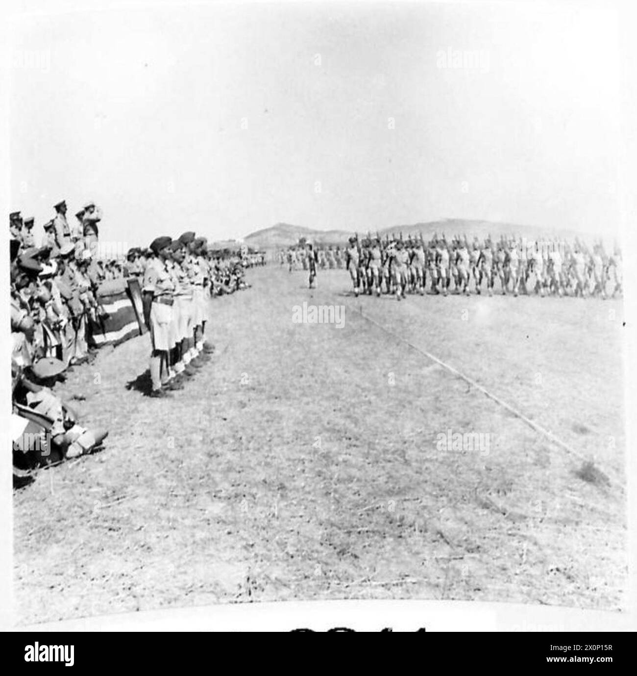 Il generale Eisenhower ispeziona le truppe britanniche della compagnia No.3, 5th Battalion, Grenadier Guards, salendo alla base in Nord Africa. Foto Stock