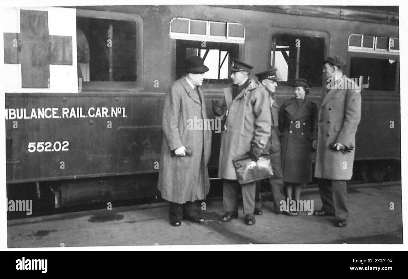 Foto di gruppo accanto alla British Ambulance Railcar No. 1 alla stazione di Bruxelles, tra cui il maggior generale Phillips, il brigadiere Bulmer, la Matron Miss Thompson e A.C.J. Payne. Negativo fotografico dell'esercito britannico, 21st Army Group. Foto Stock