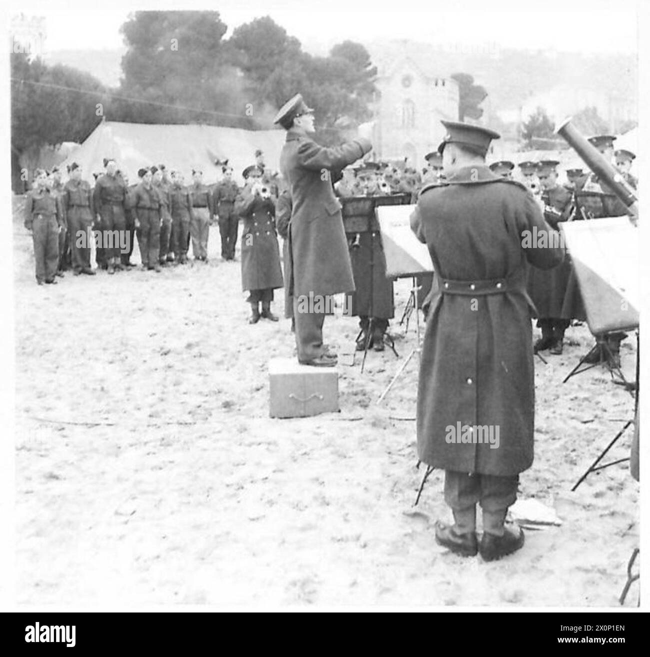 La Guards Band dell'Ottava Armata esegue l'inno Nazionale durante un concerto in Italia. Foto Stock