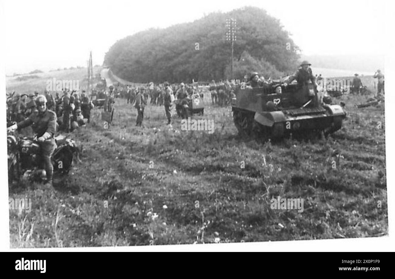 Le unità di fanteria sono posizionate sulle South Downs, in attesa di avanzare. La fotografia negativa documenta lo spiegamento delle truppe. Foto Stock