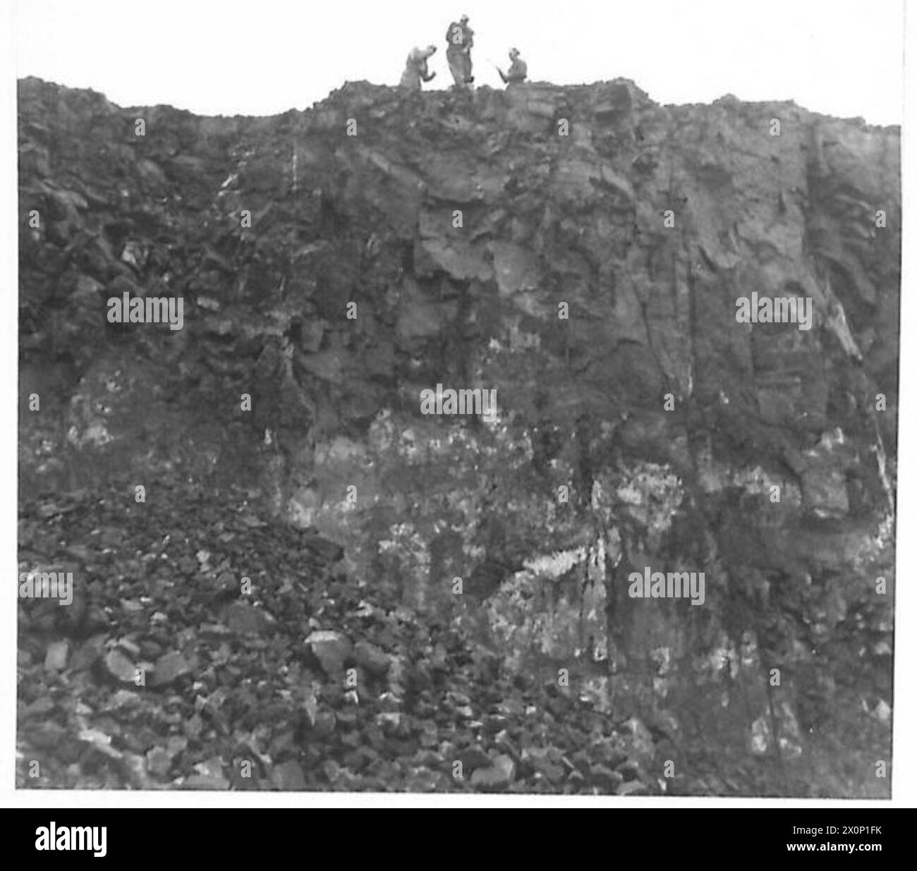 Un drifter pneumatico viene utilizzato per praticare fori dalla parte superiore di una superficie rocciosa durante le operazioni di estrazione. Foto Stock