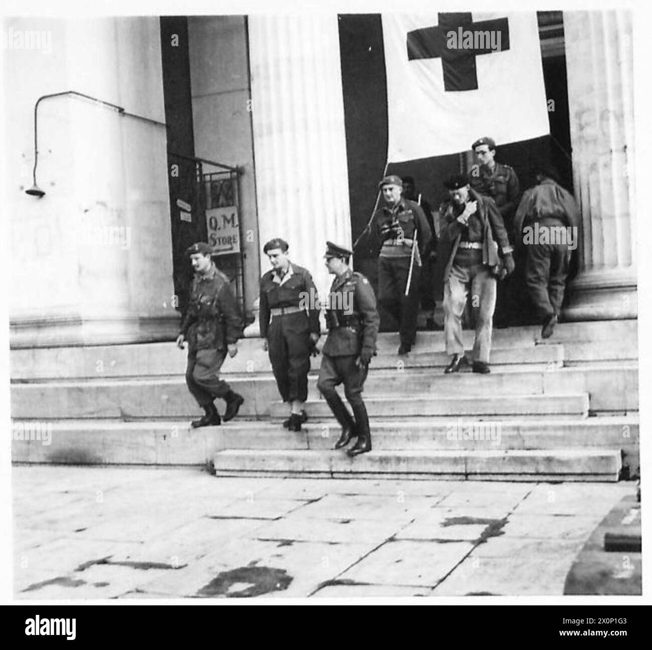 Il feldmaresciallo Alexander visita le truppe aviotrasportate ad Atene, lasciando il Centro chirurgico di 127 Para Field Ambulance, accompagnato da alti ufficiali. Foto Stock