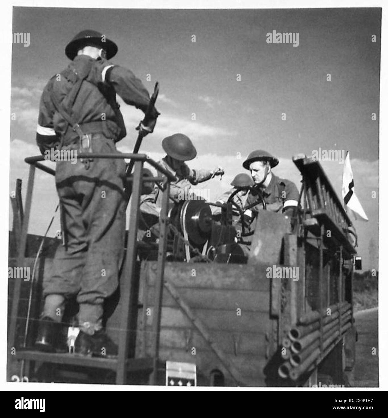 Un distacco del cavo Royal Corps of Signals crea linee per la telegrafia e la telefonia utilizzando vari metodi. Foto Stock