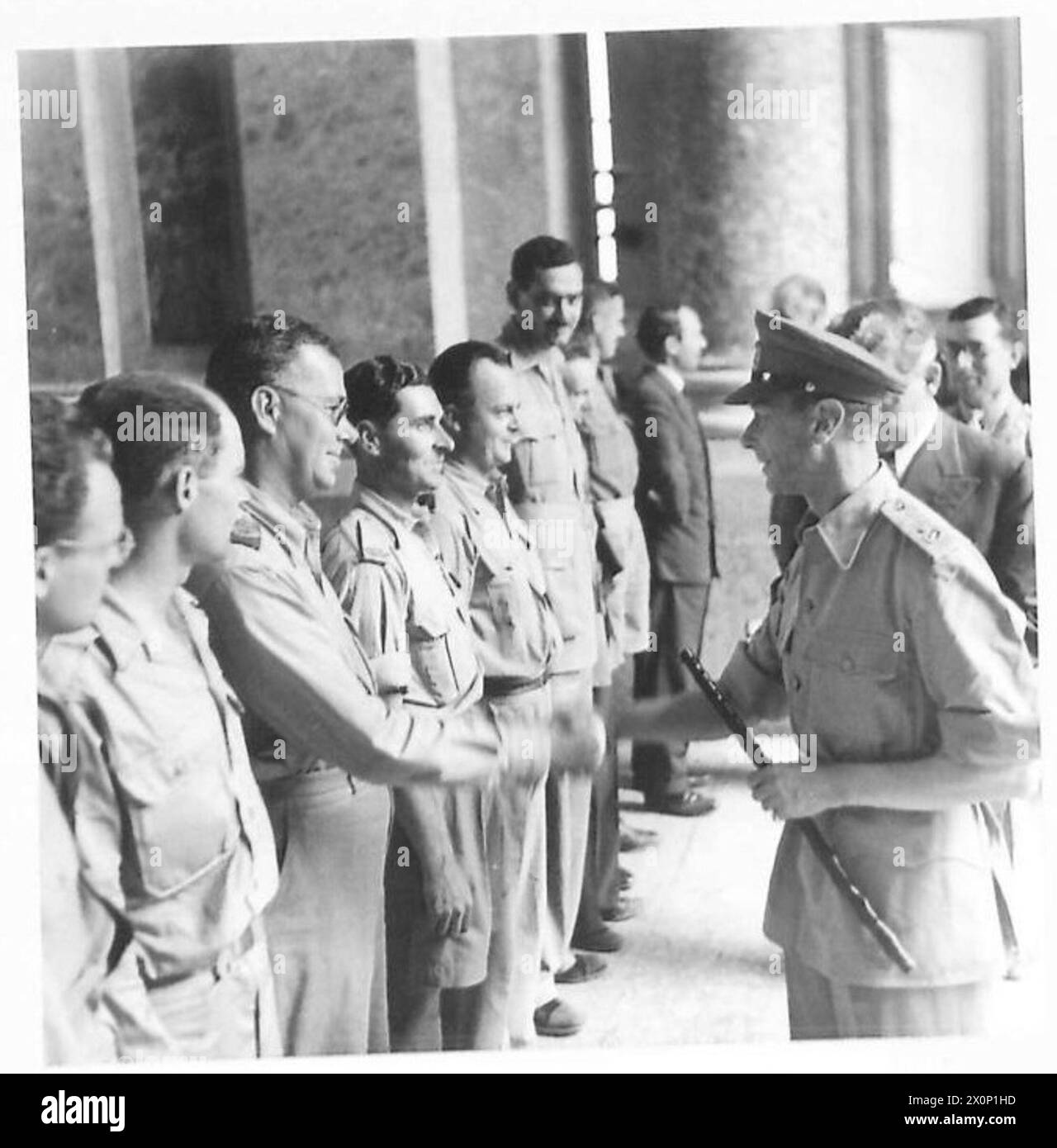 Sua Maestà il Re stringe la mano a un corrispondente di guerra americano durante una visita in Italia. Foto Stock