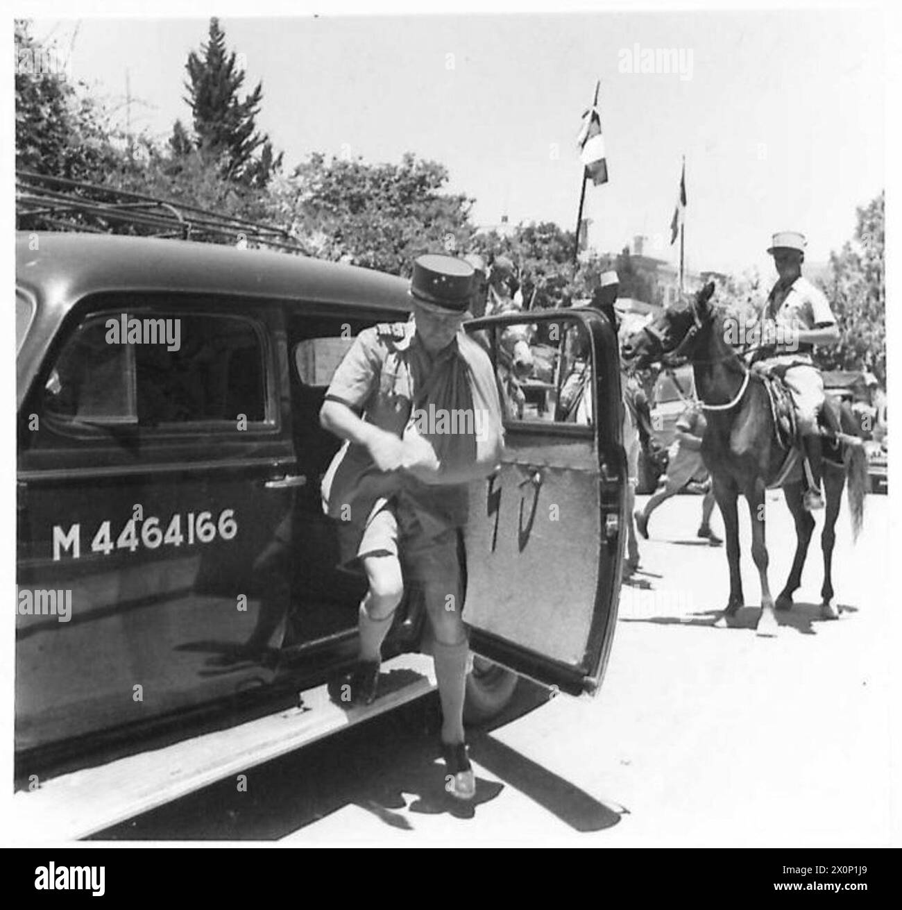 Il generale le Gentilhomme, ferito da una scheggia di bomba e con una fionda, esce dalla sua auto fuori dalla sede del governo a Damasco. Fotografato come negativo dall'esercito britannico. Foto Stock