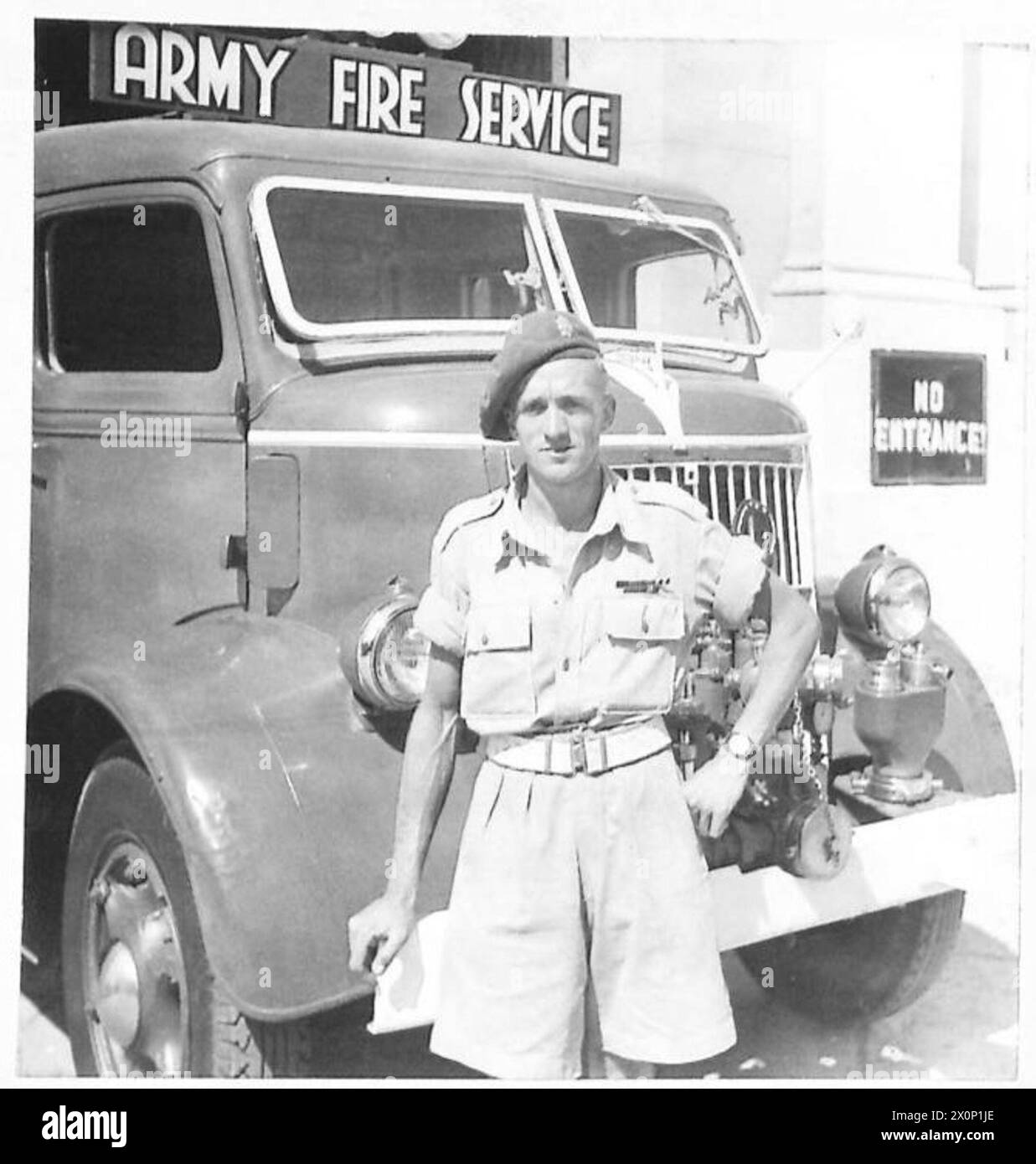 Il privato Ambrozevich di Norwich viene fotografato accanto al suo motore antincendio mentre risponde agli incendi a Trieste. Foto Stock