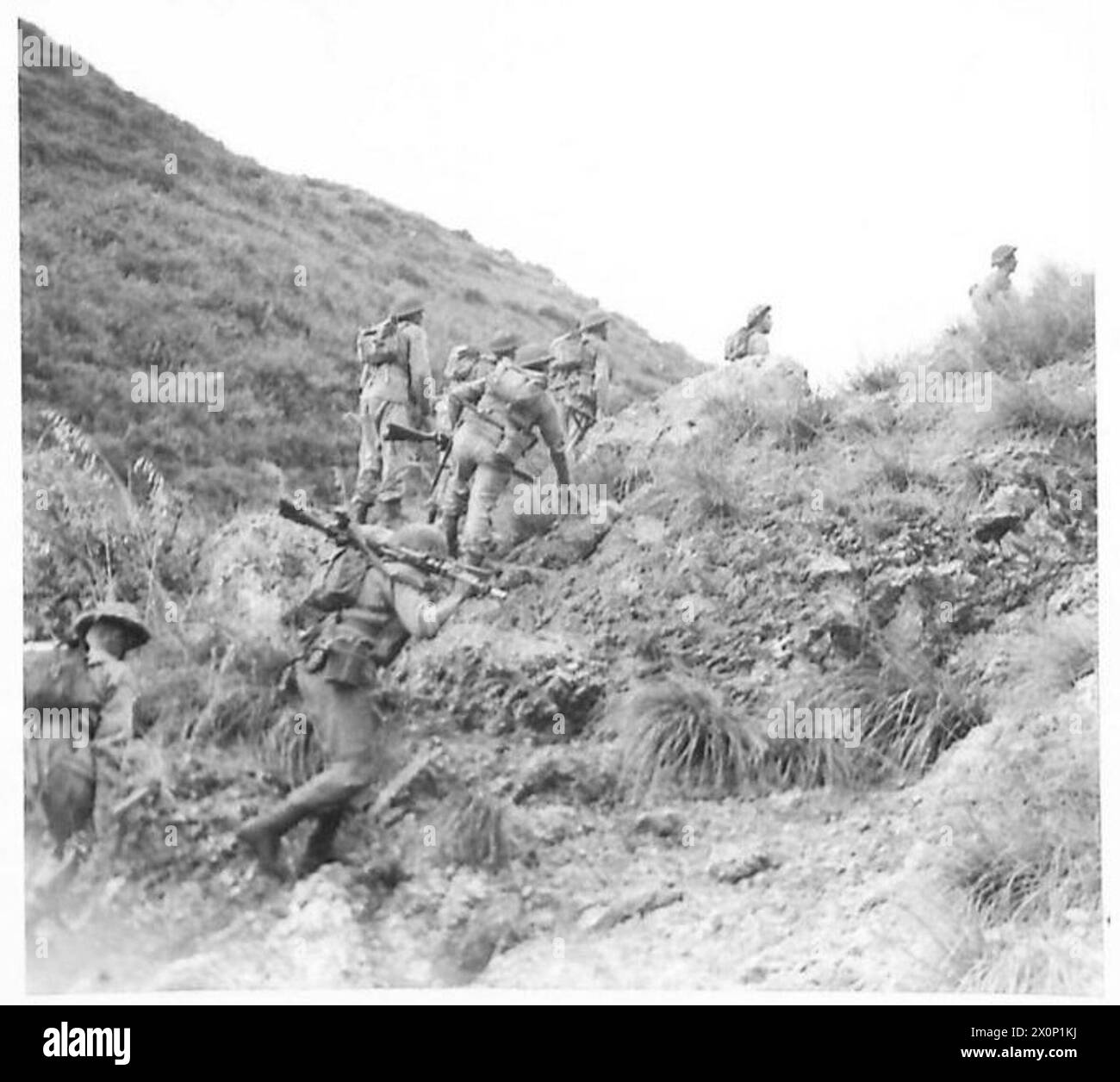 ITALIA: QUINTO FRONTE DELL'ESERCITO - Un plotone del 10 reggimento Royal Berkshire che si muove verso l'alto per liberare le truppe che detengono le alture. Negativo fotografico, British Army Foto Stock