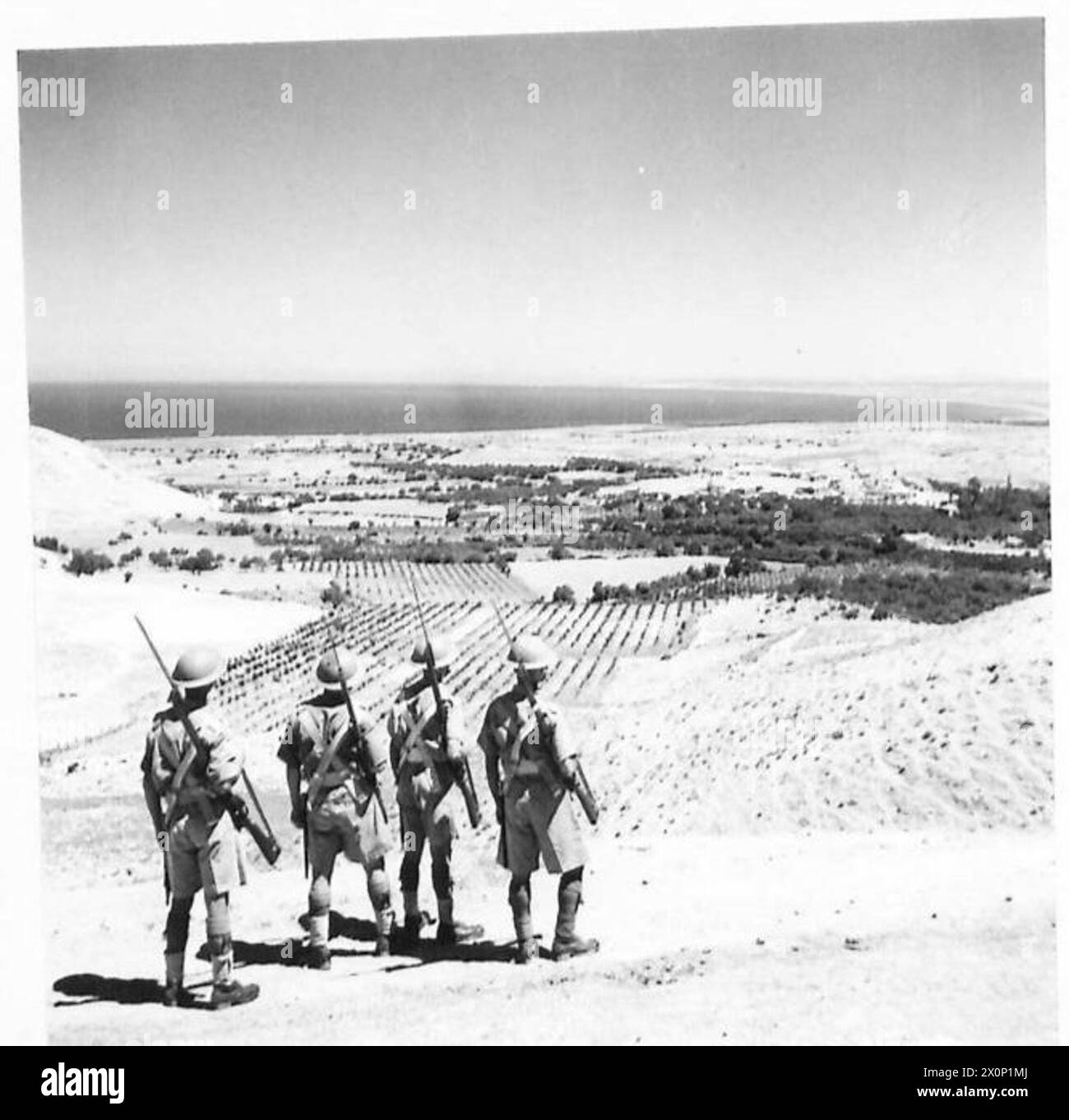 Truppe che conducono pattuglie su terreni sopraelevati che si affacciano sulla costa di Cipro. Foto Stock