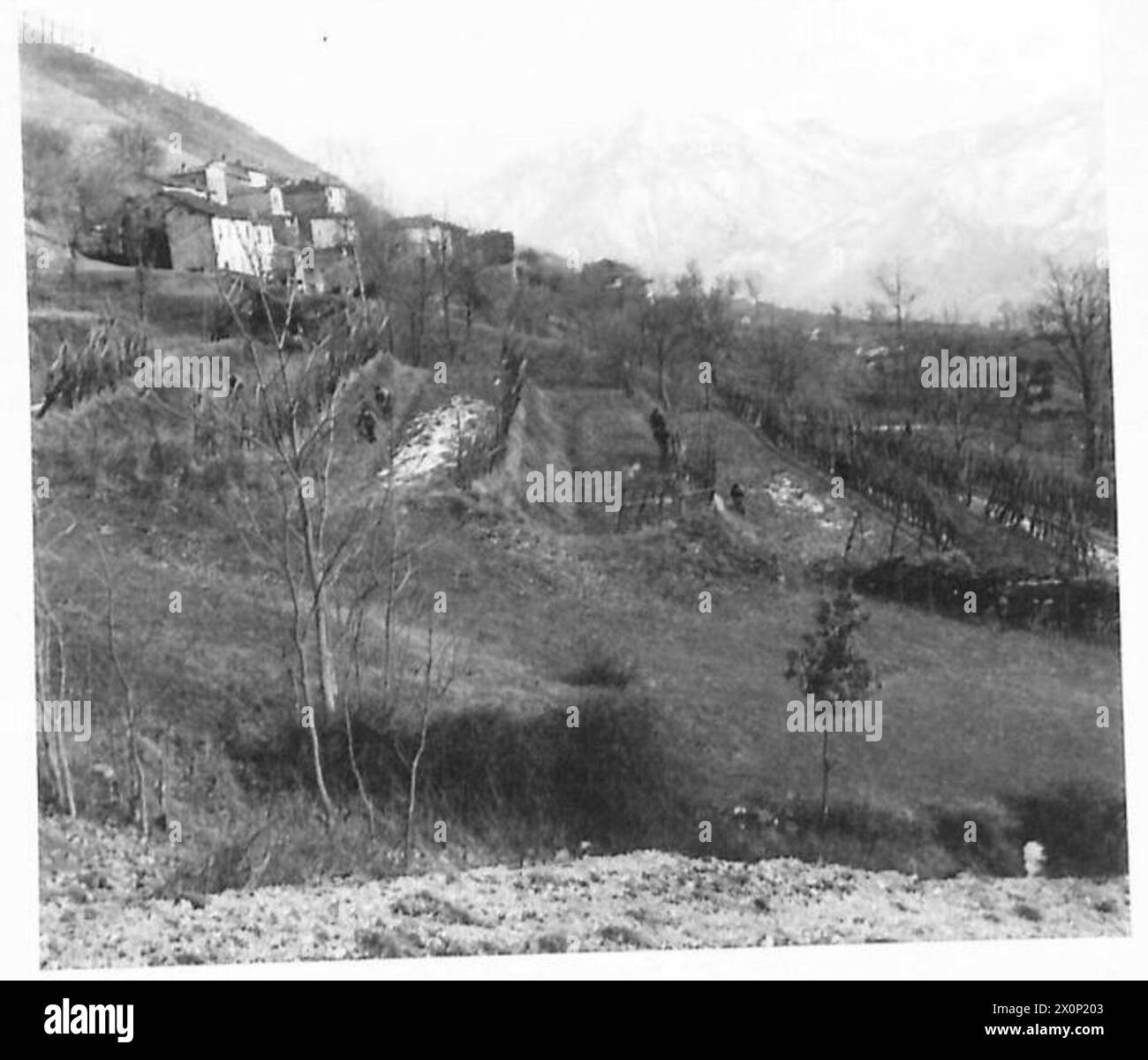 Una pattuglia di partigiani italiani avanza per entrare in contatto con una pattuglia nemica durante le operazioni a supporto della Quinta Armata. Foto Stock