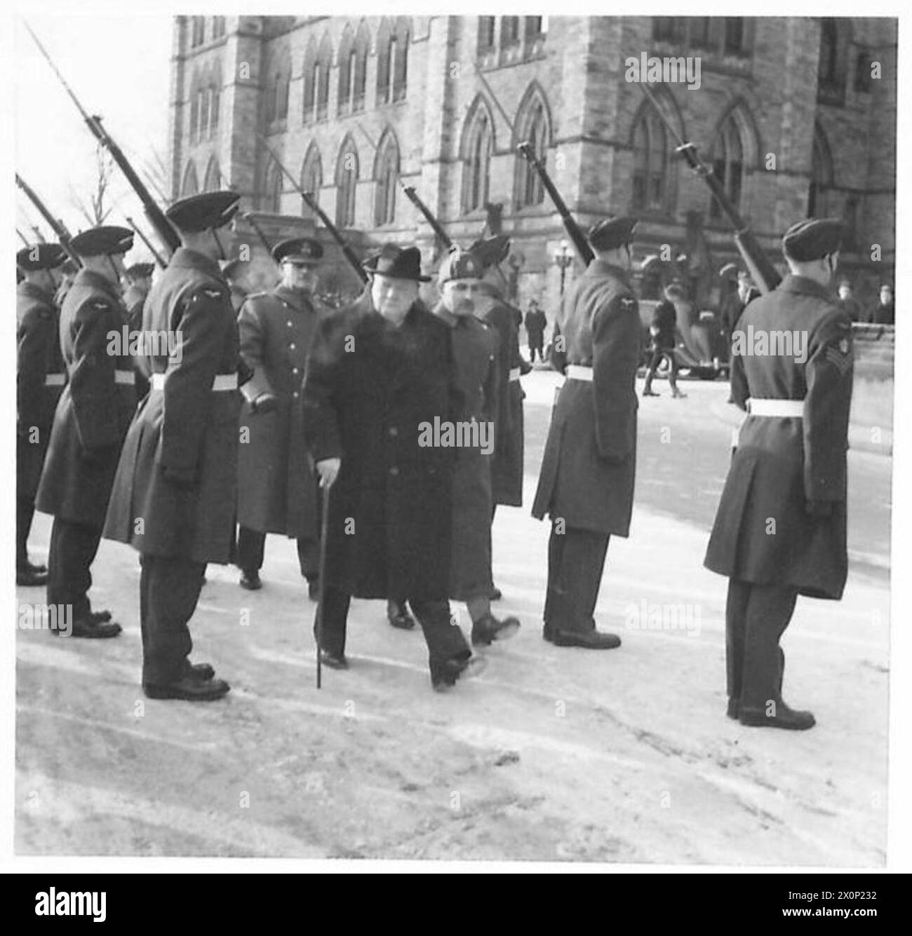 SIGNOR WINSTON CHURCHILL IN CANADA - il primo ministro che ispeziona una guardia d'onore delle unità RAF canadesi. Negativo fotografico, British Army Foto Stock