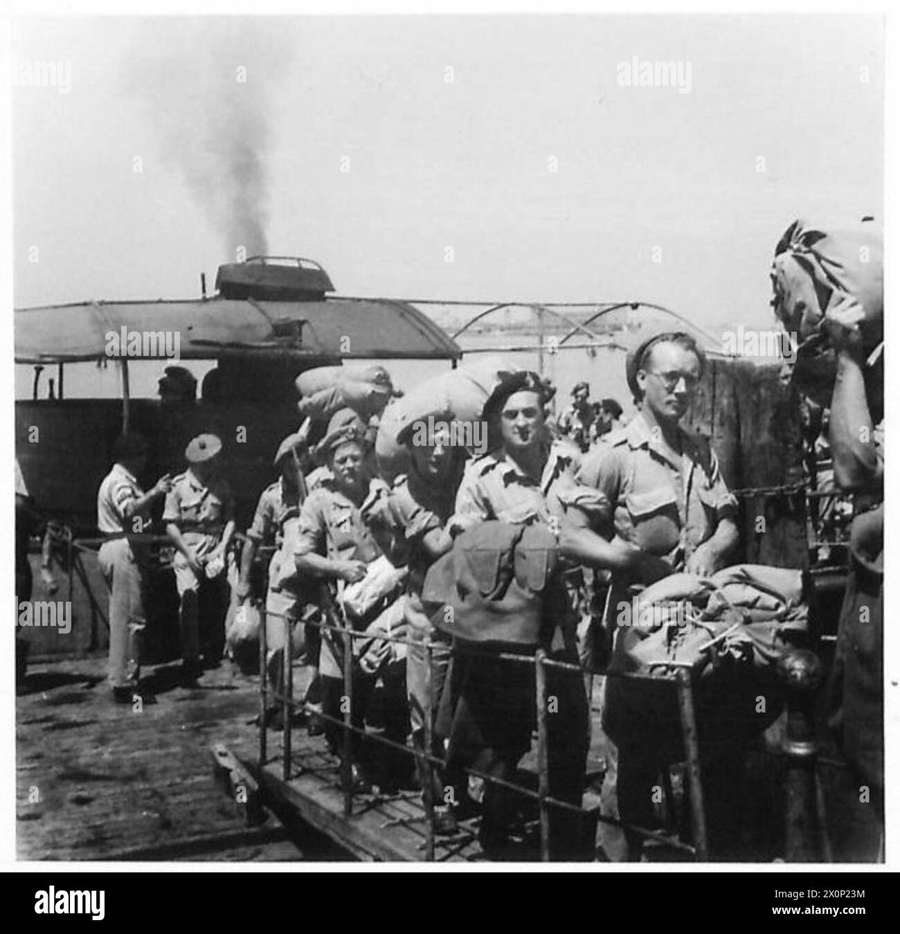 Un gruppo di congedi dell'esercito britannico arriva al pontile del Lido a Venezia dopo un attraversamento in acqua. Foto Stock