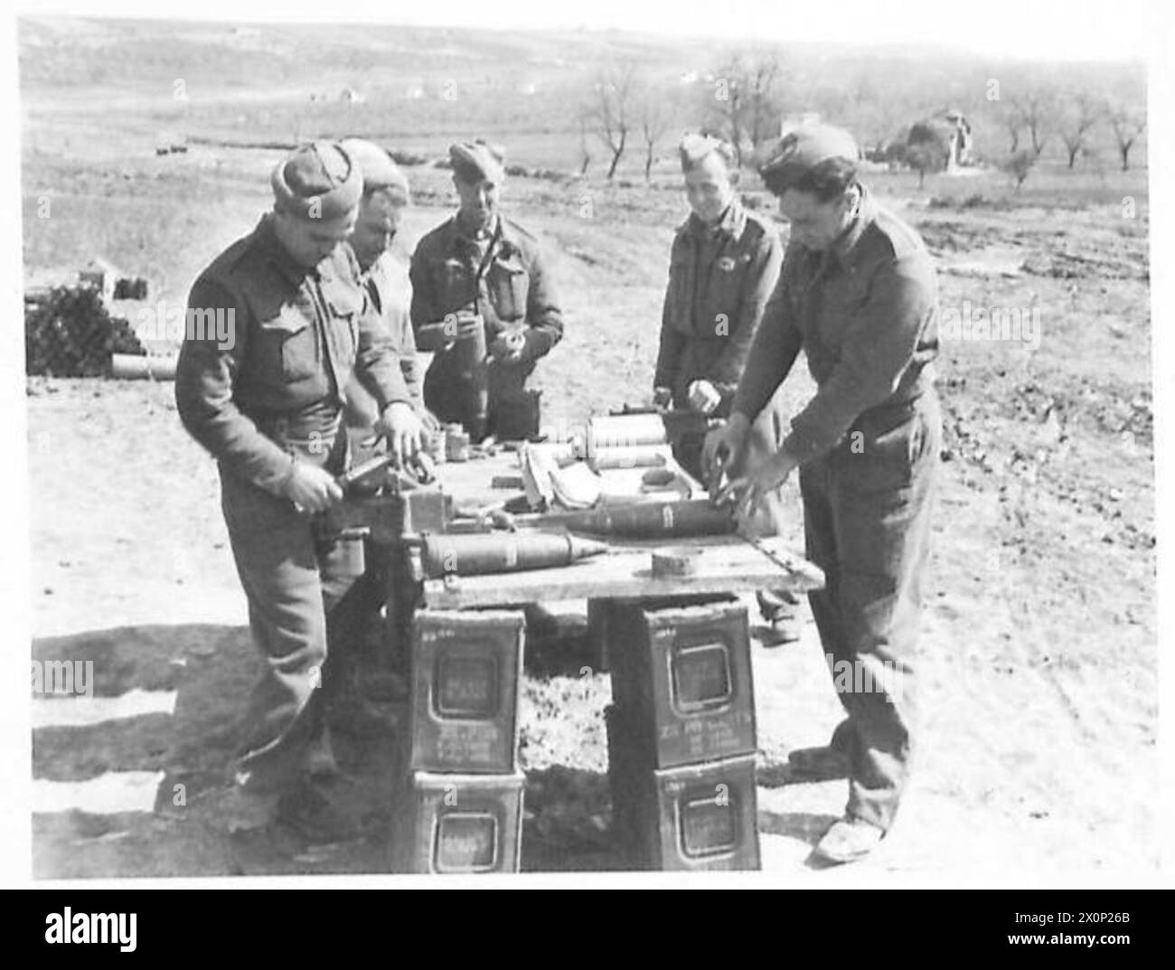 Fotografia che mostra Cpl. Timms che dipinge la lettera 'P' su un guscio completato durante le operazioni di guerra psicologica con l'Ottava Armata. Foto Stock