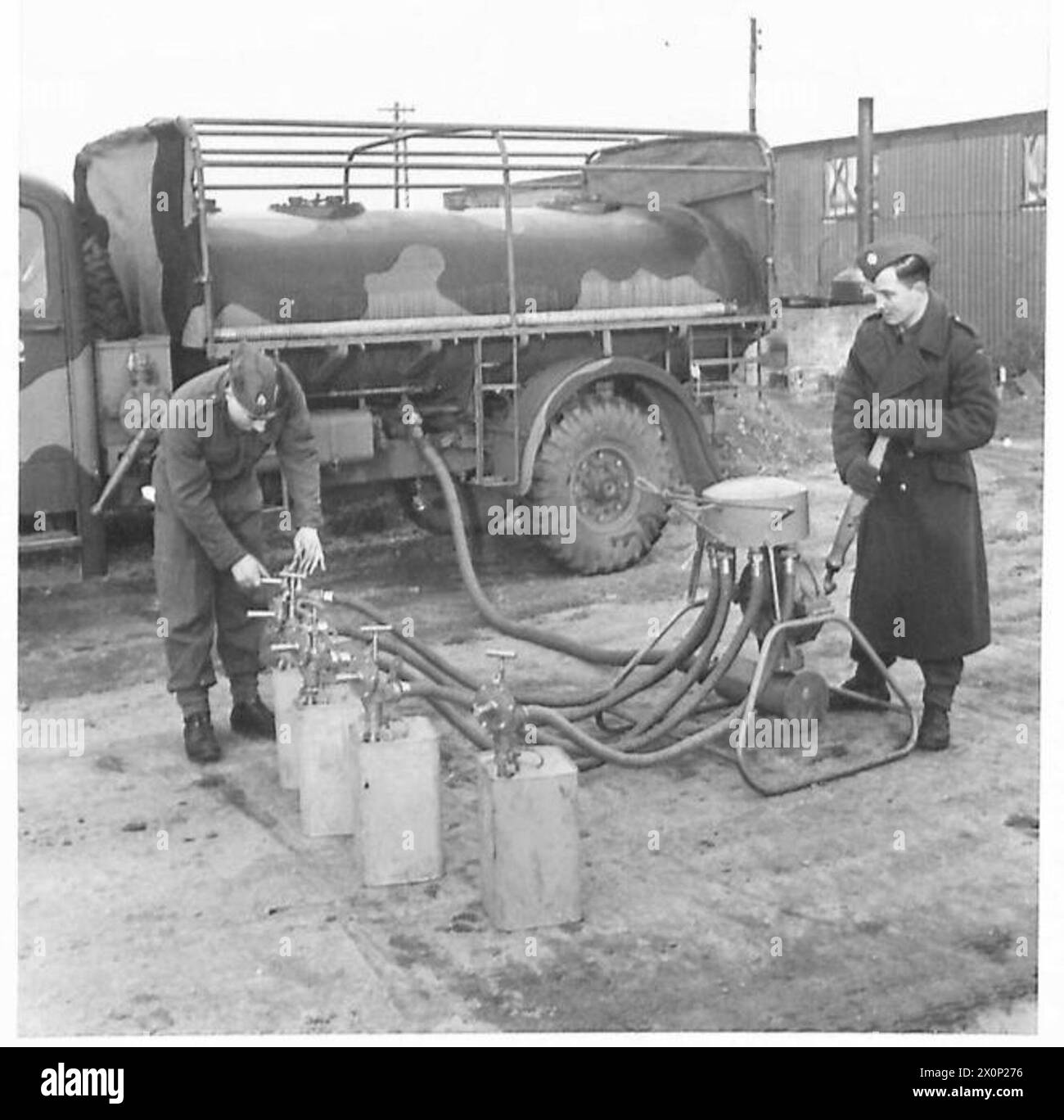 La fotografia mostra un centro di rifornimento di benzina mobile con carro cisterna collegato a una macchina di rifornimento. Negativo fotografico, British Army. Foto Stock