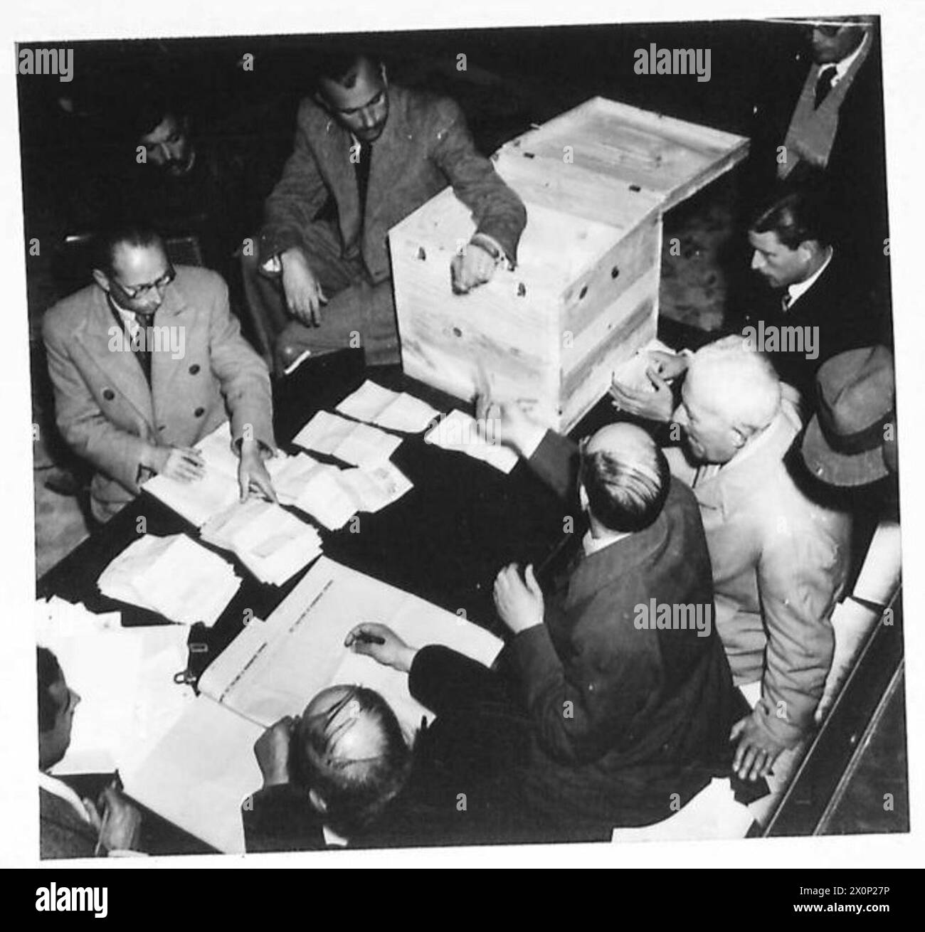 I membri della commissione elettorale controllano e contano i voti, registrando i dati completi in archivi e libri durante le elezioni greche. Foto Stock