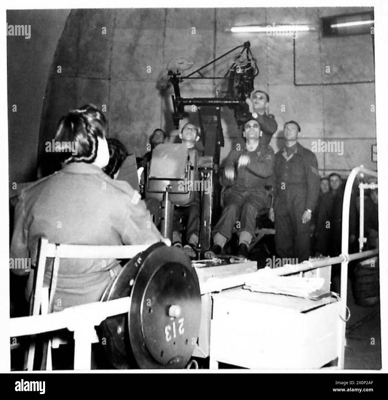 Le truppe olandesi si addestrano con un istruttore a cupola usando una pistola fittizia che segue un bersaglio sullo schermo con effetti sonori in una stanza buia. Negativo fotografico, British Army. Foto Stock