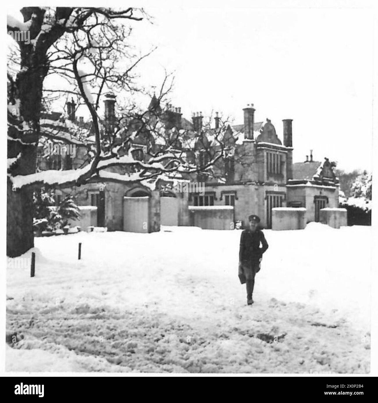 Il quartier generale dello Scottish Command viene mostrato dopo una forte nevicata, illustrando le condizioni invernali e la gestione delle operazioni. Foto Stock Il quartier generale dello Scottish Command viene mostrato dopo una forte nevicata, illustrando le condizioni invernali e la gestione delle operazioni. Foto Stock
