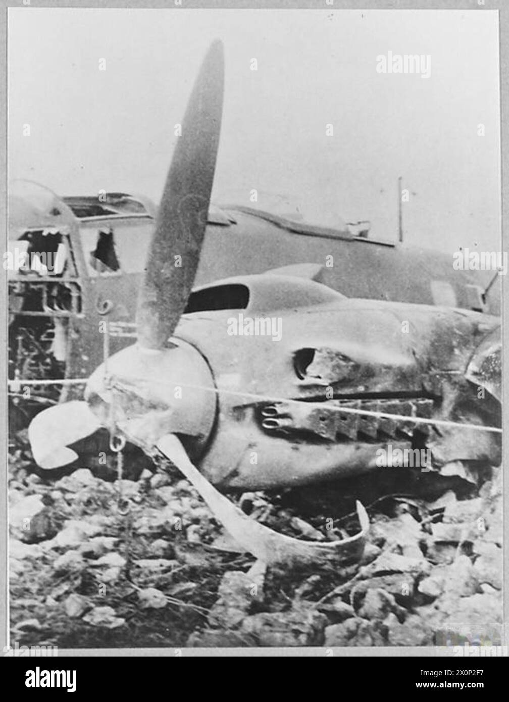 LA BATTAGLIA DELLA GRAN BRETAGNA 1940 - Heinkel He IIIP, 1G+NT, del III/KG27, abbattuto dalla sezione blu del No. 92 Squadron alle 18 del 14 agosto 1940, giacente al fianco della strada a Charterhouse, Somerset German Air Force (terzo Reich) Foto Stock