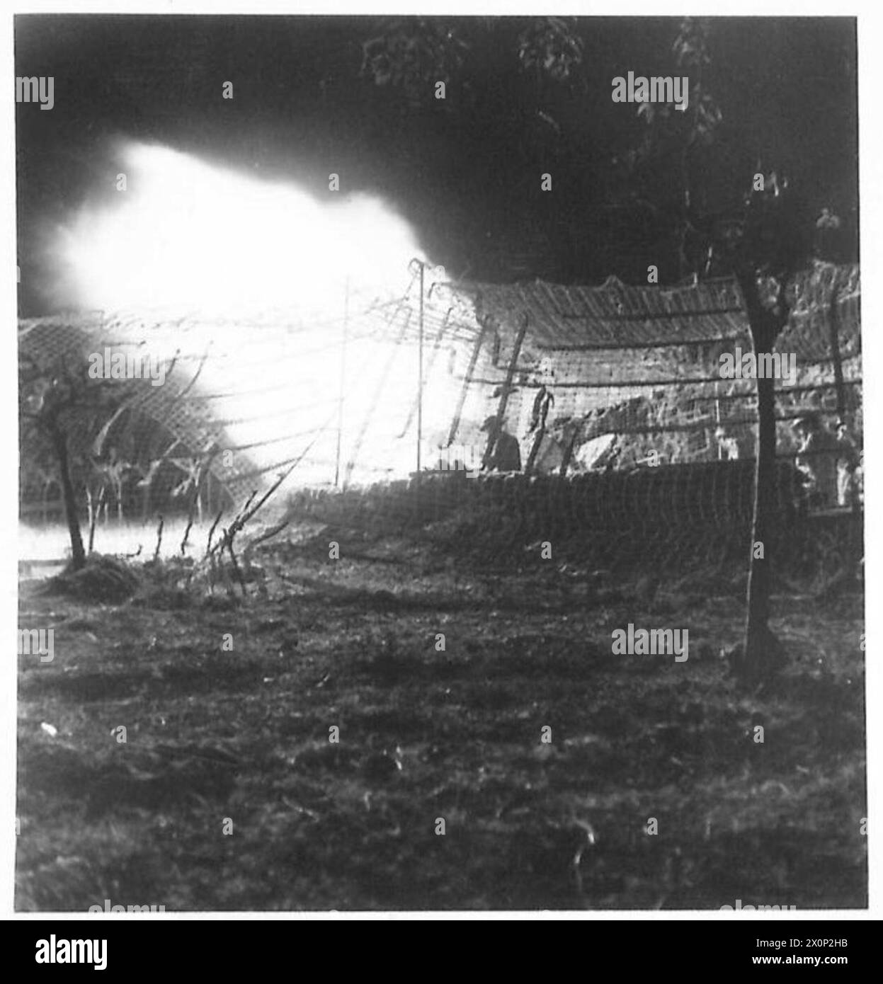 Un pesante obice spara alle difese di Beirut durante l'avanzata britannica in Siria, catturata di notte da fotografie flash, British Army. Foto Stock