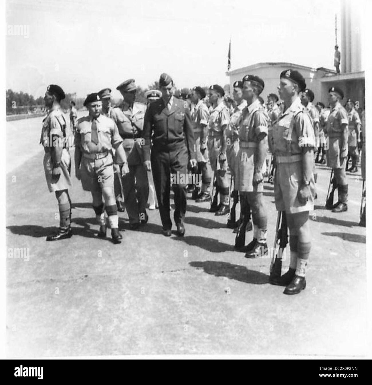 Il generale Mark Clark, accompagnato dal generale Poole, ispeziona la Guardia d'Onore del Battaglione dei servizi speciali durante una parata della Divisione corazzata sudafricana in Italia. Foto Stock
