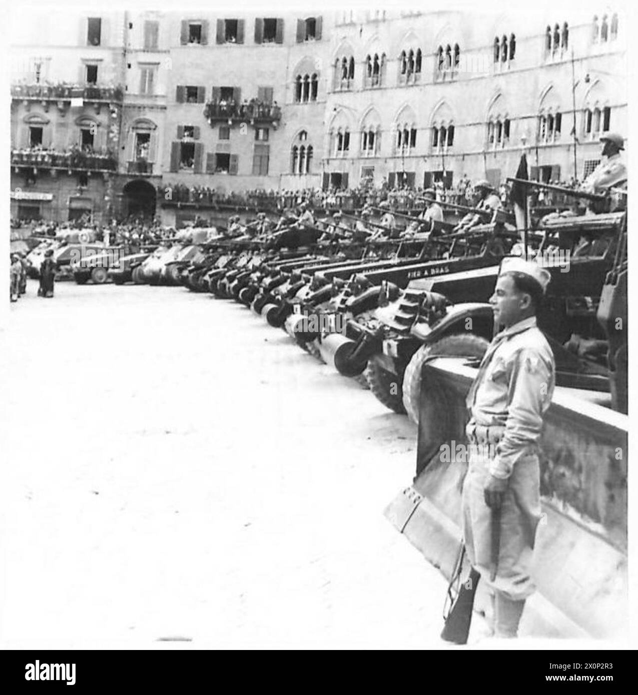Una fila di cisterne di miele francesi è pronta per essere ispezionata durante le commemorazioni della Festa della Bastiglia in Italia. Foto Stock