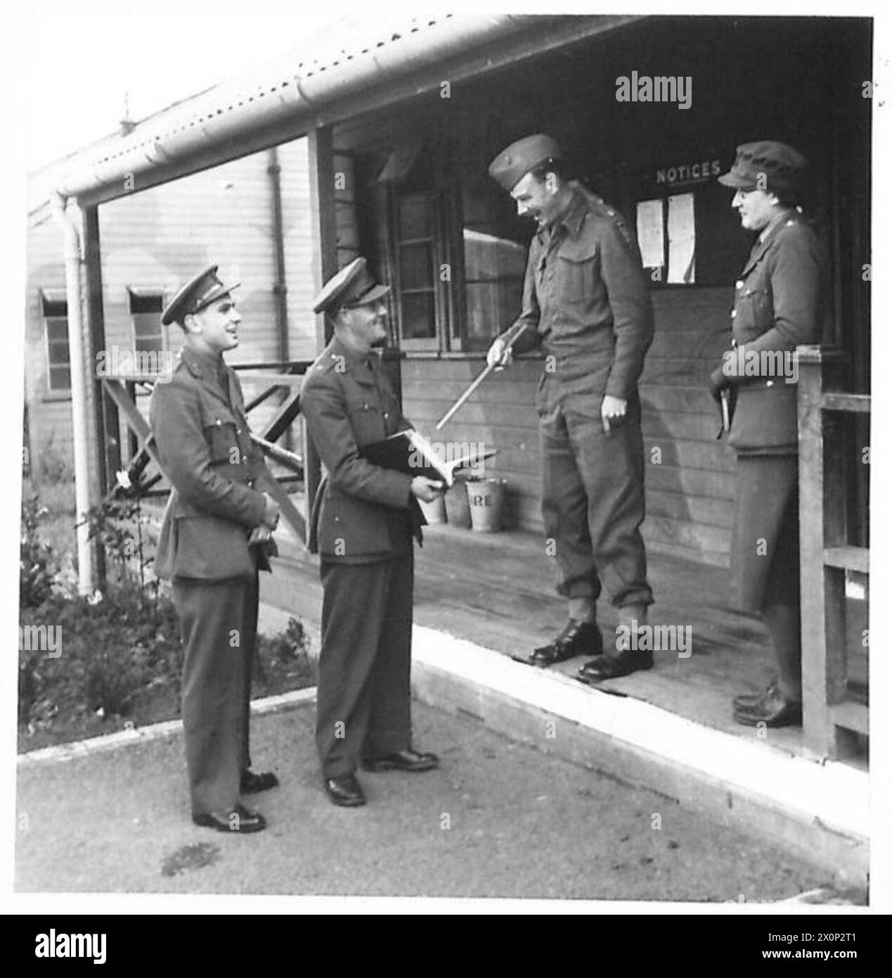 Maggiore J.A. Ruggles-Brise, CO del sito ZW.10, con il Junior Commander M. Millington e gli ufficiali di una batteria antiaerea. Negativo fotografico, British Army. Foto Stock