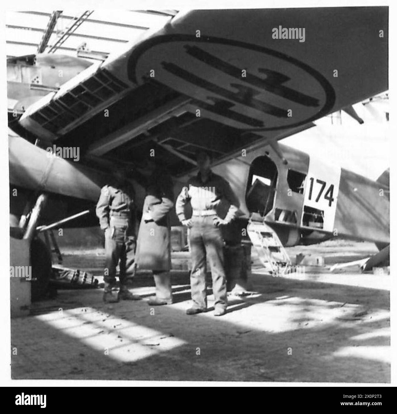 Un aereo italiano trimotore in riparazione all'interno di un hangar all'aeroporto di Bengasi. Foto Stock