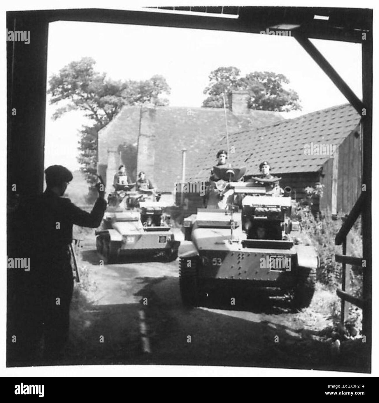 Mk.vi carri armati leggeri "C" della 50th Brigade, Royal Tank Aerodrome Defence Regiment, passano attraverso un'Aia durante le esercitazioni di pattuglia. Negativo fotografico, British Army. Foto Stock