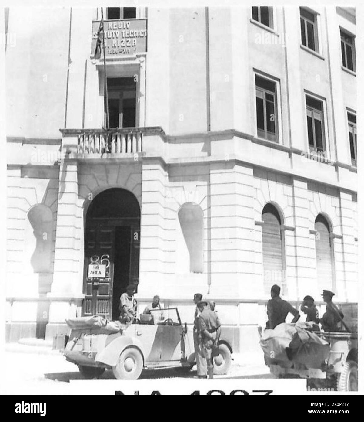 L'INVASIONE DEL SICILYCHIEF DI OPERAZIONI COMBINATE ARRIVA SULL'ISOLA - Union Jack vola a Siracusa - il generale Montgomery chatta con gli ufficiali fuori dall'edificio del quartier generale. Negativo fotografico, British Army Foto Stock