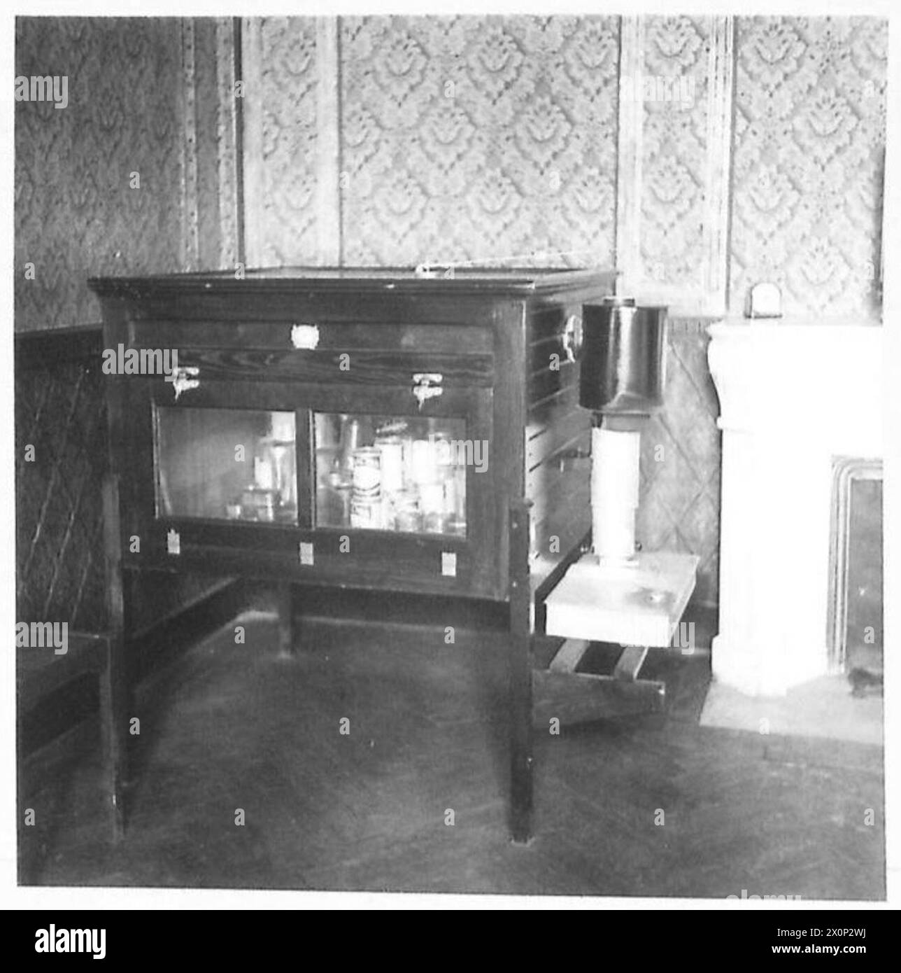 L'esame delle razioni dei soldati in Nord Africa includeva l'incubazione a temperatura corporea per rilevare batteri nocivi. Negativo fotografico, British Army. Foto Stock