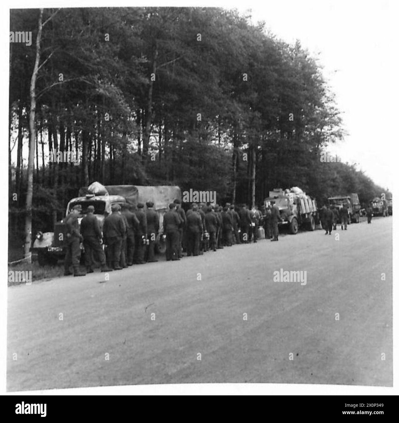 Un convoglio tedesco viene fermato sul ciglio della strada alla frontiera danese, con i soldati disarmati dalle forze britanniche come parte delle operazioni post-resa. Foto Stock