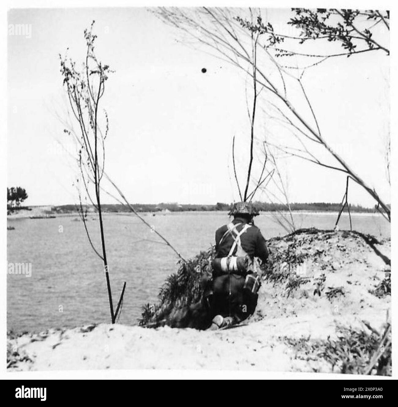 OTTAVA ARMATA: ATTRAVERSAMENTO DEL FIUME po - mentre alcuni dei loro compagni prendono posizione per guardare oltre il fiume, la fanteria britannica attraversa il fiume po in piccole imbarcazioni. Negativo fotografico, British Army Foto Stock