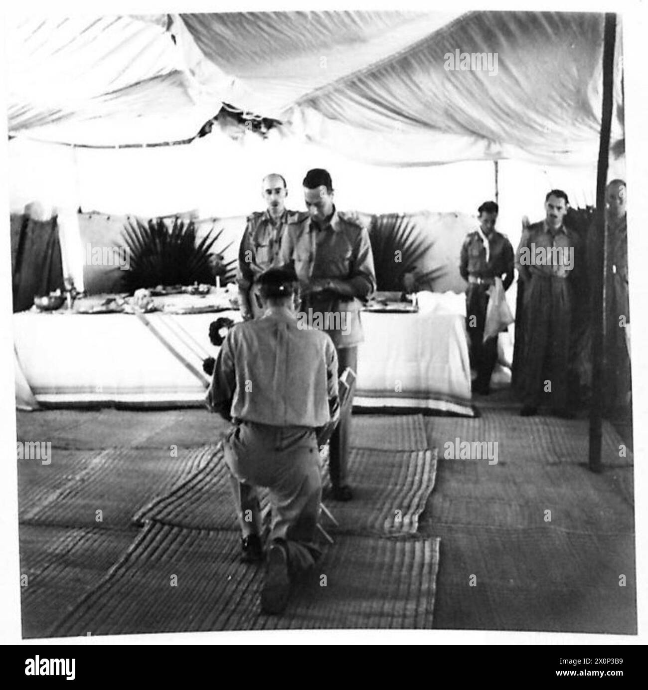 Il generale Montgomery riceve l'onorificenza di cavaliere da sua Maestà mentre era con l'Ottava Armata. Negativo fotografico, British Army. Foto Stock